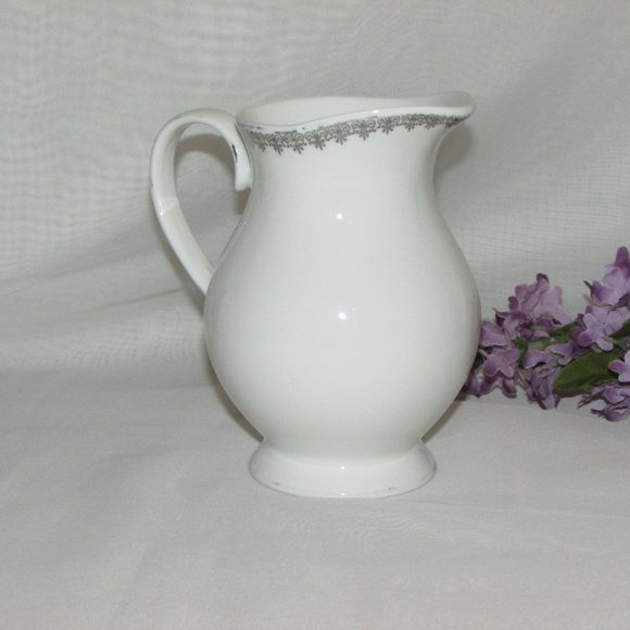 Royal Grafton Swan Lake Fine Bone China Creamer Vintage England - Picture 3 of 7